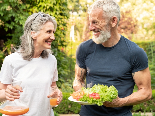 medium-shot-senior-couple-with-food