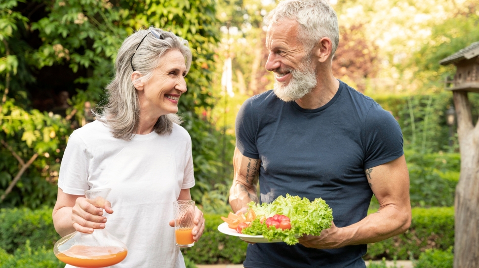 medium-shot-senior-couple-with-food