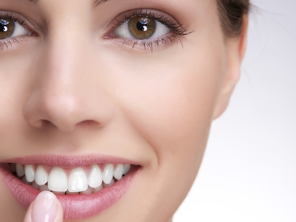 Deborah smile met vinger